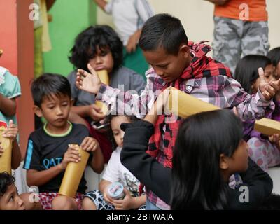 27. Jan 20202- Tarakan/Indonesien: Flüchtlingskinder von Feueropfern erhalten am Nachmittag Geschenke von Freiwilligen Stockfoto