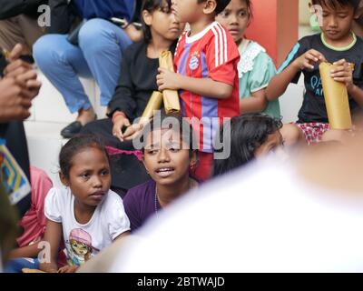 27. Jan 20202- Tarakan/Indonesien: Flüchtlingskinder von Feueropfern erhalten am Nachmittag Geschenke von Freiwilligen Stockfoto