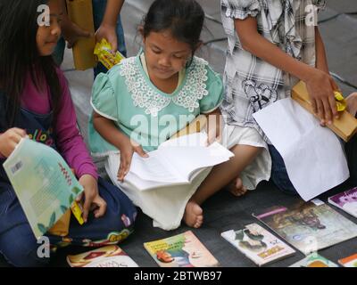 27. Jan 2020- Tarakan/Indonesien: Flüchtlingskinder mit Feuer färben ein Buch, das von Freiwilligen am Nachmittag in Tarakan, Indonesien, verteilt wurde Stockfoto