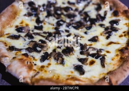 Gesunde vegetarische Küche Rezepte Konzept, Pilz-Pizza Stockfoto