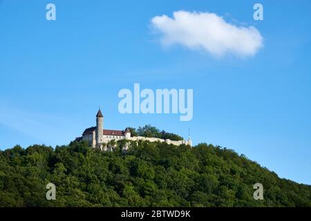 Blick auf Schloss Teck vom Hügel, blauer Himmel im Sommer.Owen, Deutschland. Stockfoto