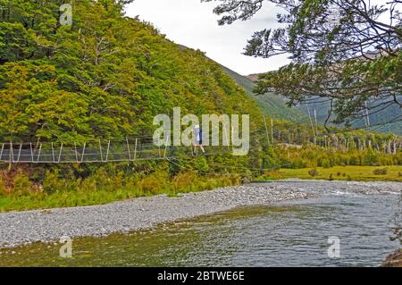 Wanderer über den Travers River in Neuseeland Stockfoto