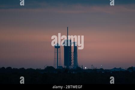 (200528) -- PEKING, 28. Mai 2020 (Xinhua) -- EINE SpaceX Falcon 9 Rakete mit dem Raumschiff Crew Dragon an Bord wird auf der Startrampe bei Sonnenaufgang im Kennedy Space Center der NASA in Florida, USA, am 27. Mai 2020 gesehen. NASA und SpaceX verschob den historischen Start von zwei Astronauten vom Kennedy Space Center der NASA in Florida am Mittwoch wegen schlechten Wetters ins All. (Joel Kowsky/NASA/Handout über Xinhua) Stockfoto