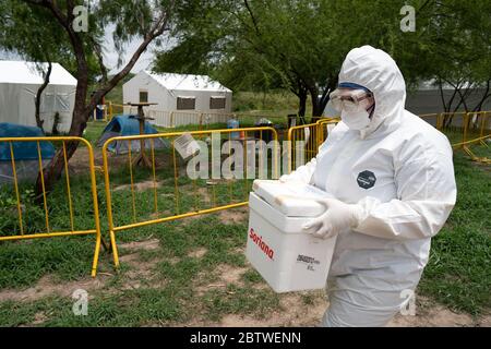 Matamoros, Mexiko. 26. Mai 2020. Ein staatlich verstaatliches CV19-Prüfgerät trägt den Test in einen Isolationsbereich, um einen vermuteten CV19-Patienten zu testen. Quelle: Lexie Harrison-Cripps/Alamy Live News Stockfoto