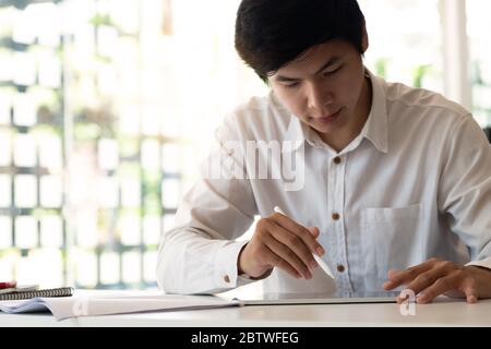 Junge Unternehmen mit Smart Tablet für die Analyse Finanzbericht Stockfoto