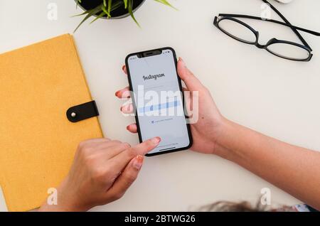 CHIANG MAI, THAILAND - JAN 19 2020 : Frau Hand halten iphone xs Stockfoto