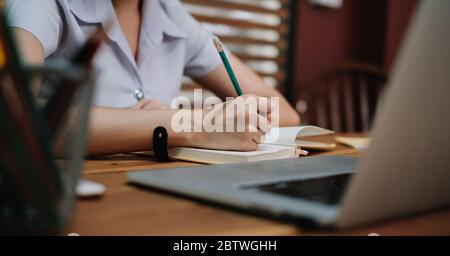 Nahaufnahme Schüler lernen online mit Lehrer, junge Frau lernen Sprache hören Vortrag ansehen Webinar Notizen schreiben Stockfoto