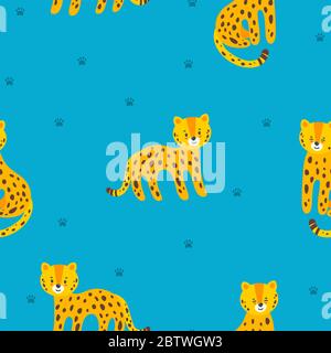 Nahtloses Muster mit stehenden und sitzenden Leoparden und Pfotendrucken im blauen Hintergrund. Vektorgrafik im flachen Stil Stock Vektor