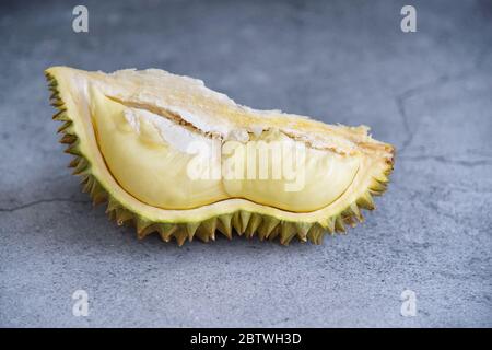 Durian rippte. König der Früchte. Durian ist eine beliebte tropische Frucht in Thailand. Betel von Durian mit Durian Schale auf Dunkler Farbe Hintergrund. Obst der Saison Stockfoto