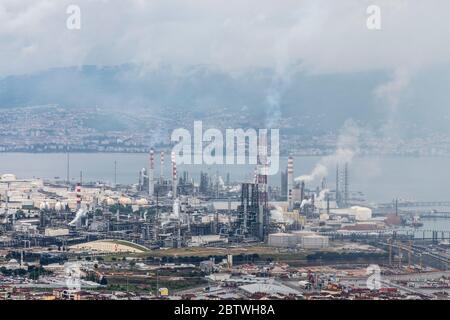 Türkei - 27. Mai 2020 :Tupras Izmit Erdölraffinerie. Tupras ist die größte Ölraffinerie der Türkei. Stockfoto