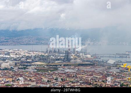 Türkei - 27. Mai 2020 :Tupras Izmit Erdölraffinerie. Tupras ist die größte Ölraffinerie der Türkei. Stockfoto