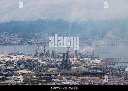 Türkei - 27. Mai 2020 :Tupras Izmit Erdölraffinerie. Tupras ist die größte Ölraffinerie der Türkei. Stockfoto