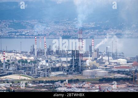 Türkei - 27. Mai 2020 :Tupras Izmit Erdölraffinerie. Tupras ist die größte Ölraffinerie der Türkei. Stockfoto