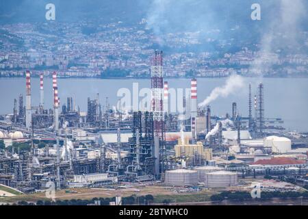 Türkei - 27. Mai 2020 :Tupras Izmit Erdölraffinerie. Tupras ist die größte Ölraffinerie der Türkei. Stockfoto