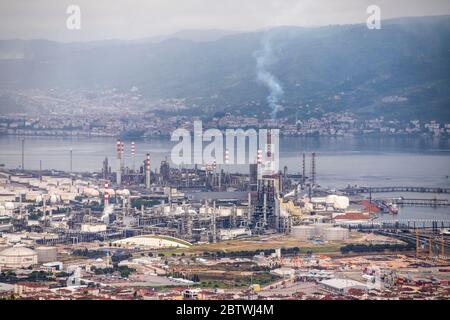 Türkei - 27. Mai 2020 :Tupras Izmit Erdölraffinerie. Tupras ist die größte Ölraffinerie der Türkei. Stockfoto