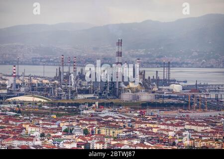 Türkei - 27. Mai 2020 :Tupras Izmit Erdölraffinerie. Tupras ist die größte Ölraffinerie der Türkei. Stockfoto