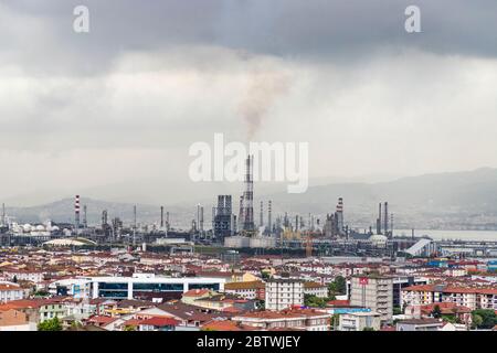 Türkei - 27. Mai 2020 :Tupras Izmit Erdölraffinerie. Tupras ist die größte Ölraffinerie der Türkei. Stockfoto