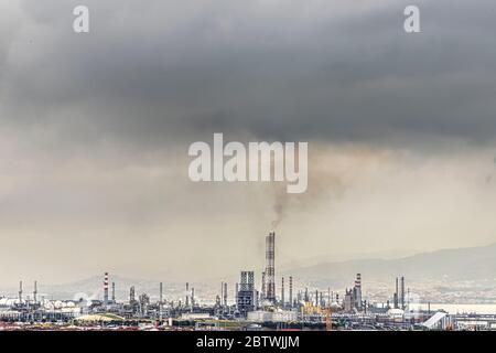 Türkei - 27. Mai 2020 :Tupras Izmit Erdölraffinerie. Tupras ist die größte Ölraffinerie der Türkei. Stockfoto