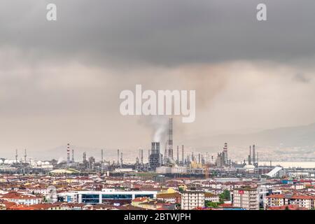 Türkei - 27. Mai 2020 :Tupras Izmit Erdölraffinerie. Tupras ist die größte Ölraffinerie der Türkei. Stockfoto