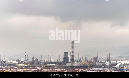 Türkei - 27. Mai 2020 :Tupras Izmit Erdölraffinerie. Tupras ist die größte Ölraffinerie der Türkei. Stockfoto