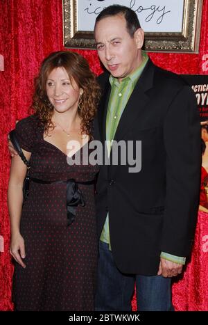 Cheri Oteri und Paul Reubens bei Felicity Huffmans Feier ihres neuen Buches "A Practical Handbook for the Boyfriend", gehalten in Iconology in Los Angeles, CA. Die Veranstaltung fand am Montag, 5. Februar 2007 statt. Foto: SBM / PictureLux- Dateireferenz # 34006-1165SBMPLX Stockfoto