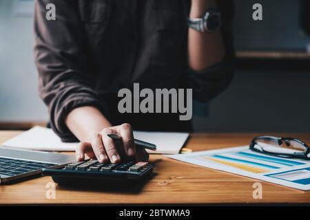 Geschäftsfrau Unternehmer mit einem Rechner mit einem Stift in der Hand, Stockfoto