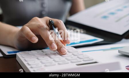 Machen Sie aus der Nähe Buchhalter Bankier oder Buchhalter Berechnungen mit Rechner. Stockfoto