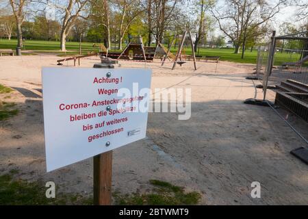 Achtung aufgrund der Gefahr einer Koronainfektion bleiben die Spielplätze bis auf weiteres geschlossen Stockfoto
