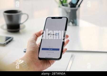 CHIANG MAI, THAILAND, 7. MÄRZ 2020 : EINE Frau hält Apple iPhone XS mit LinkedIn-Anwendung auf dem Bildschirm. Stockfoto