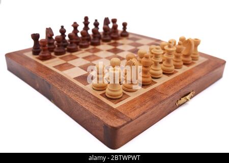 Kleines Holzschachbrett, diagonal vom vorderen Turm im Fokus Stockfoto