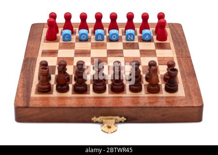 Klassische schwarze Schachfiguren konkurrieren gegen rote Korona-Spieler Stockfoto
