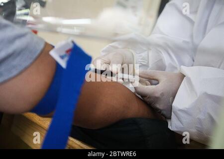 Bandung, West Java, Indonesien. Mai 2020. Ein medizinischer Offizier, der einen Schutzanzug trägt, während des Schnelltests Covid-19 in Bandung, West-Java, Indonesien. Systemtests wurden durchgeführt, um den Inspektionsprozess zu beschleunigen und die Verbreitung der COVID-19-Übertragung zu verringern.Quelle: Agvi Firdaus/ZUMA Wire/Alamy Live News Stockfoto