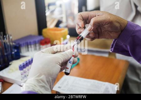 Bandung, West Java, Indonesien. Mai 2020. Ein medizinischer Offizier, der einen Schutzanzug trägt, während des Schnelltests Covid-19 in Bandung, West-Java, Indonesien. Systemtests wurden durchgeführt, um den Inspektionsprozess zu beschleunigen und die Verbreitung der COVID-19-Übertragung zu verringern.Quelle: Agvi Firdaus/ZUMA Wire/Alamy Live News Stockfoto