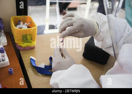 Bandung, West Java, Indonesien. Mai 2020. Ein medizinischer Offizier, der einen Schutzanzug trägt, während des Schnelltests Covid-19 in Bandung, West-Java, Indonesien. Systemtests wurden durchgeführt, um den Inspektionsprozess zu beschleunigen und die Verbreitung der COVID-19-Übertragung zu verringern.Quelle: Agvi Firdaus/ZUMA Wire/Alamy Live News Stockfoto