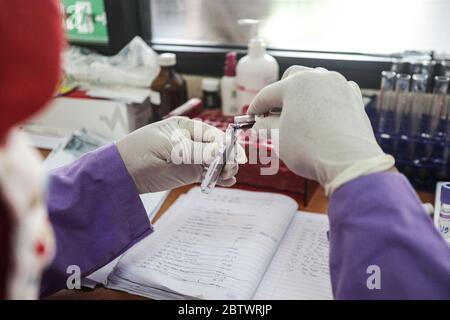 Bandung, West Java, Indonesien. Mai 2020. Ein medizinischer Offizier, der einen Schutzanzug trägt, während des Schnelltests Covid-19 in Bandung, West-Java, Indonesien. Systemtests wurden durchgeführt, um den Inspektionsprozess zu beschleunigen und die Verbreitung der COVID-19-Übertragung zu verringern.Quelle: Agvi Firdaus/ZUMA Wire/Alamy Live News Stockfoto