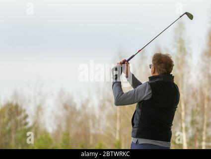 Spieler A während eines Golfspiels während eines Treffers Stockfoto