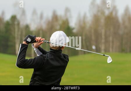 Spieler A während eines Golfspiels während eines Treffers Stockfoto