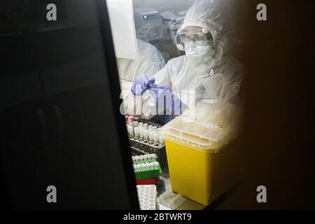 Bandung, West Java, Indonesien. Mai 2020. Ein Mediziner, der einen Schutzanzug trägt, untersuchte die Probenergebnisse der Untersuchung mit Polymerase Chain Reaction (PCR) Methode im Biosafety Level II Laboratory (BSL-2) in Bandung, West Java, Indonesien. Derzeit plant die indonesische Regierung, 72 Labore in Indonesien neu zu betonen. Dies wurde auch als Versuch, das Ziel von 10,000 Test PCR pro Tag in Indonesien zu erreichen getan. Quelle: Agvi Firdaus/ZUMA Wire/Alamy Live News Stockfoto