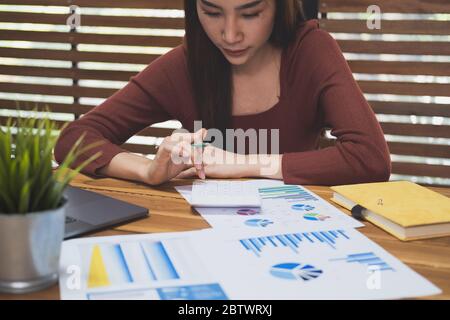 Buchhalter oder Finanzinspektor Hände machen Bericht, Berechnung oder Überprüfung der Bilanz. Stockfoto