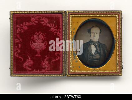 Daguerreotyp eines Mannes, aufgenommen von Augustus Washington. Ein Schwarz-Weiß-Foto eines unbekannten Mannes, der eine Jacke, Weste und Krawatte trägt. Der sechste Teller Daguerreotypie ist in einem Holz-Leder-Etui mit Samtfutter gehalten und sitzt unter einer Matte mit einer Briefmarke Aufschrift [WASHINGTON] unten links. Stockfoto