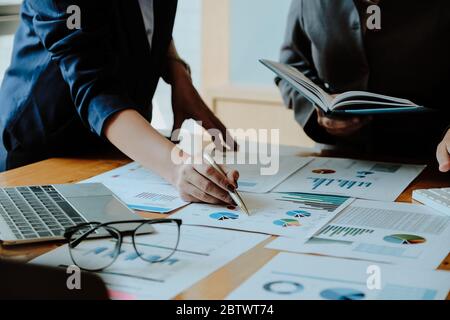 Business People Planning Strategy Analysis aus dem Finanzdokumentbericht, Stockfoto
