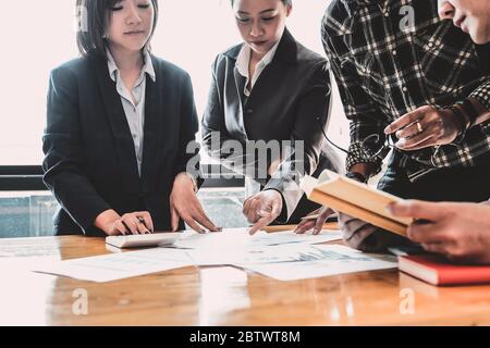 Finanz-, Rechnungswesen, Investment Advisor Beratung mit ihrem Team im Büro. Stockfoto
