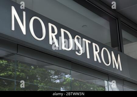 Seattle, Usa. Mai 2020. Das Nordstrom-Schild ist an der Vorderseite des Flagship-Stores des Unternehmens in Seattle zu sehen.der Luxushändler wird voraussichtlich bald seine ersten Quartalserlöse melden. Aufgrund der COVID-19-Pandemie sind viele Standorte des Unternehmens geschlossen. Quelle: SOPA Images Limited/Alamy Live News Stockfoto