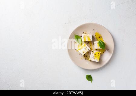 Feta-Käse auf Platte Draufsicht Stockfoto