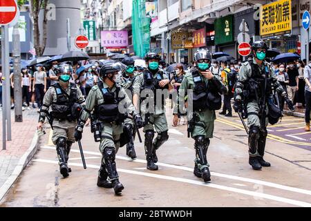 Hongkong, China. Mai 2020. Während der Demonstration patrouillierten Polizisten auf den Straßen.als Demonstranten gegen ein Gesetz protestierten, das die Beleidigung der chinesischen Nationalhymne kriminalisieren würde, marschierten sie auf den Straßen und skandierten Lieder und Parolen. Später tauchte die Polizei in Bereitschaftspolizei auf und feuerte Pfefferspray ab, um mehrere Demonstranten zu verhaften. Quelle: SOPA Images Limited/Alamy Live News Stockfoto