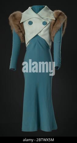 Kostüm getragen von Diana Ross als Billie Holiday in Lady Sings the Blues. Ein Kostüm bestehend aus einem blaugrünen Kleid (.1), einer hellgrünen Weste (.2) und einem hellgrünen Hut (.3), der von Diana Ross als Billie Holiday in den Paramount Pictures getragen wurde, produzierte 1972 den Film "Lady Sings the Blues". Stockfoto