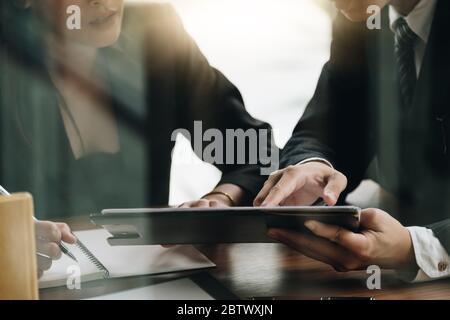 Nahaufnahme Gruppe von Geschäftsleuten, die während des Meetings über finanzielle Angelegenheiten diskutieren. Konzept Für Meetings In Der Unternehmensorganisation Stockfoto