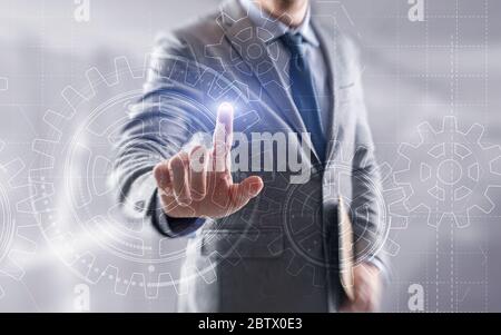 Geschäftsmann Hand zieht Gang zum Erfolg Konzept. 3D Gear Virtual-Bildschirm. Stockfoto