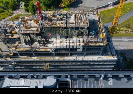 Luftaufnahme der Baustelle. Mitarbeiter arbeiten. Draufsicht der neuen Wohnung im Bau. Bild von Drohne von oben. Stockfoto