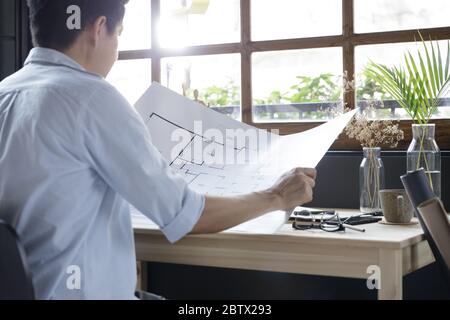 Junge Geschäftsmann Architektur Freiberufler Arbeit aus dem Home Lifestyle in modernen Home Office, Quarantäne Isolation während des Coronavirus (COVID-19) er Stockfoto